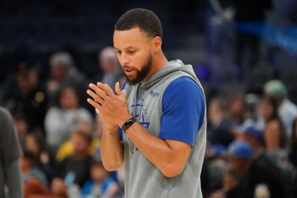 Dunleavy: Curry có thể thi đấu ít nhất 3 năm nữa. Người ta dự đoán anh sẽ suy sụp nhưng không bao gi