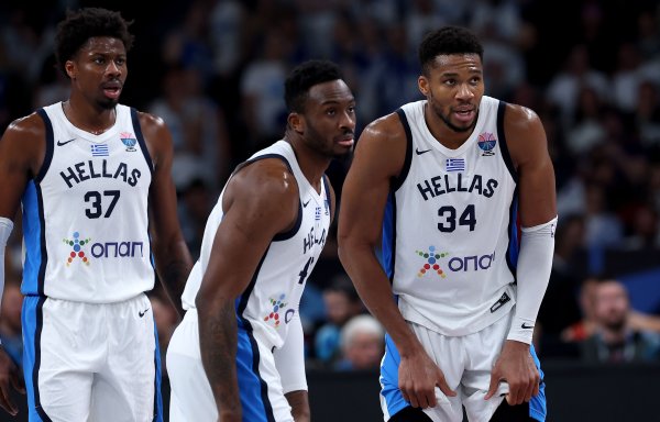 Vì sức ảnh hưởng siêu lớn của Antetokounmpo, Bucks lần lượt ký hợp đồng với những người anh em của a