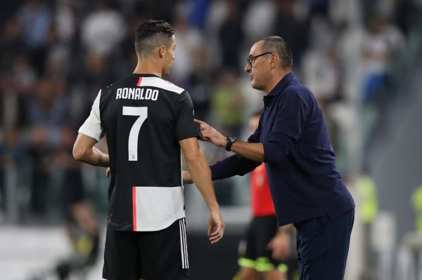 Cựu cầu thủ Juventus: Cristiano Ronaldo không hài lòng với cách Sarri hướng dẫn các tình huống cố đị